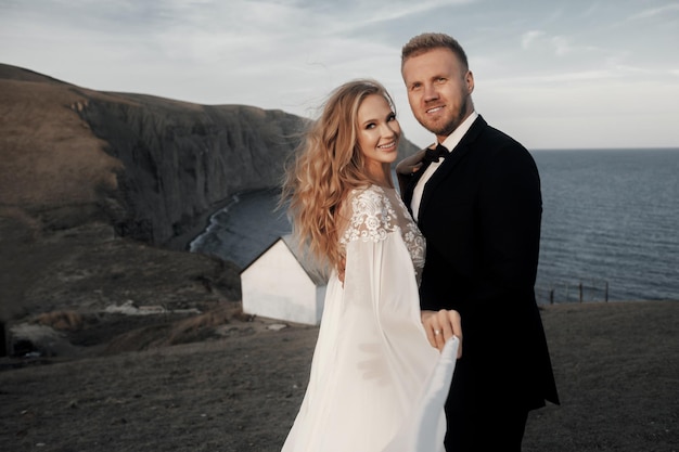 Couple de mariage de mode en robe de mariée