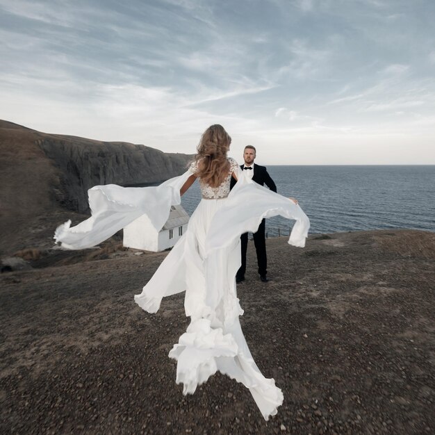 Couple de mariage de mode en robe de mariée