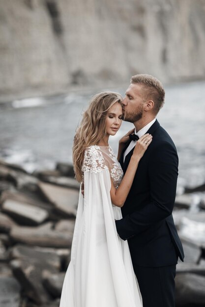 Couple de mariage de mode en robe de mariée