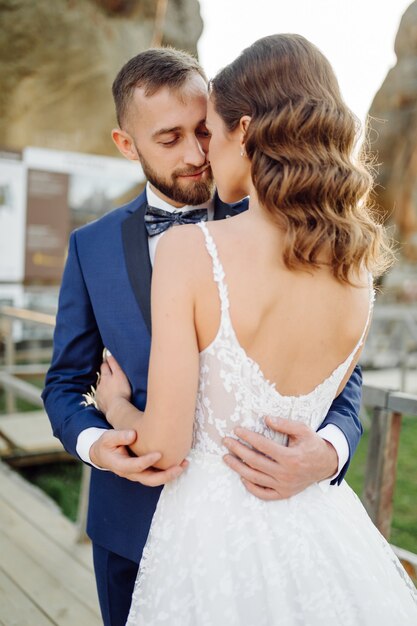 Couple de mariage romantique amoureux se promène dans les montagnes et la forêt