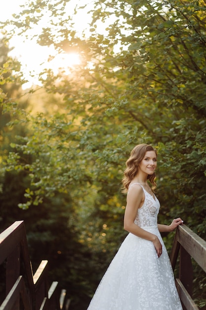 Couple de mariage romantique amoureux se promène dans les montagnes et la forêt