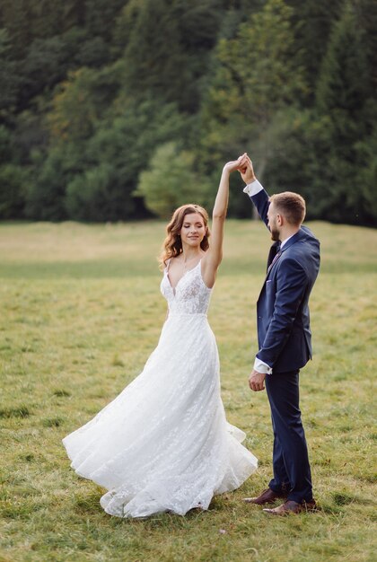 Couple de mariage romantique amoureux se promène dans les montagnes et la forêt