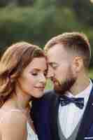 Photo gratuite couple de mariage romantique amoureux se promène dans les montagnes et la forêt