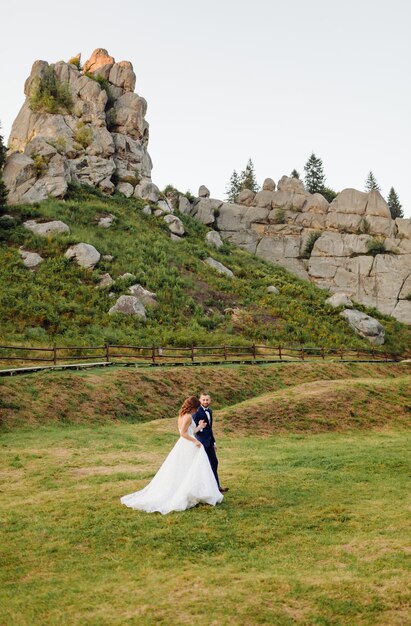 Couple de mariage romantique amoureux se promène dans les montagnes et la forêt