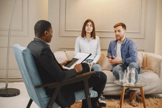 Couple marié ayant des problèmes dans leur relation. Ils consultent un psychologue pour obtenir des conseils.