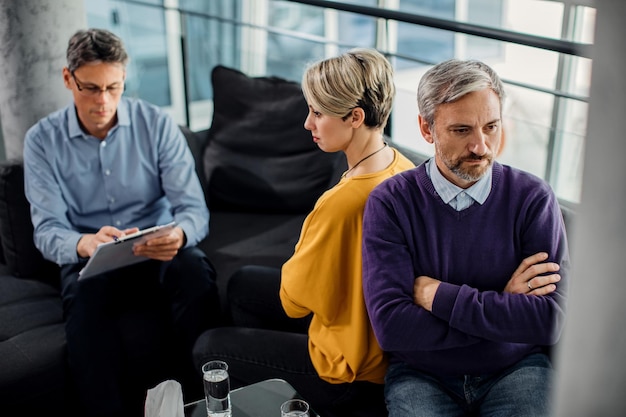 Couple marié avec des difficultés relationnelles lors d'une rencontre avec un conseiller