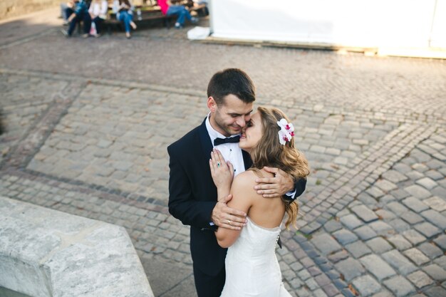 Photo gratuite couple marié embrassant sur la rue