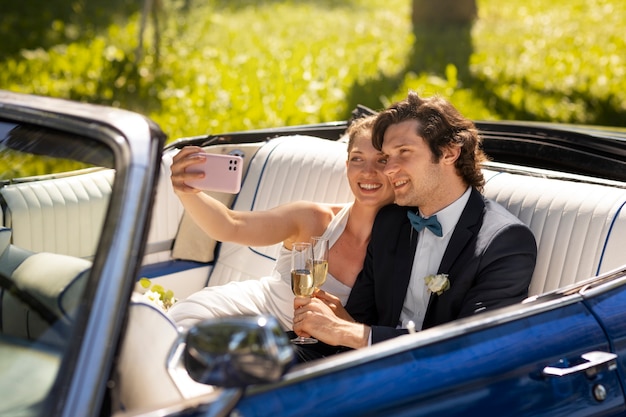Couple marié prenant selfie vue latérale