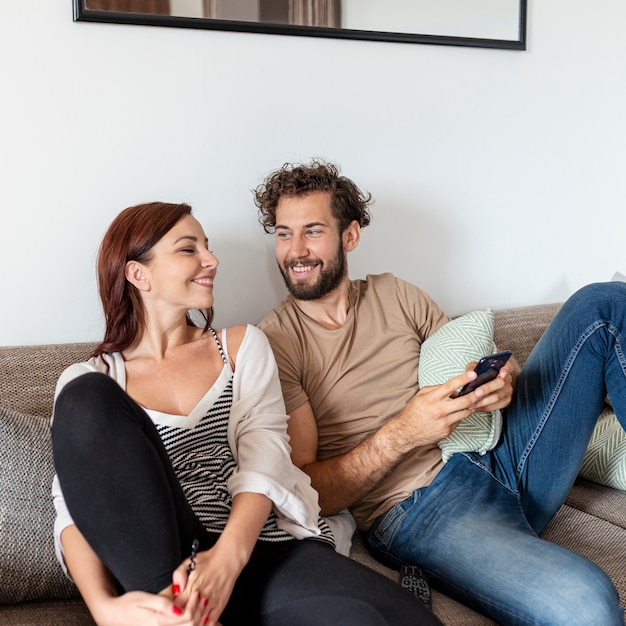 Couple marié se détendre ensemble sur un canapé