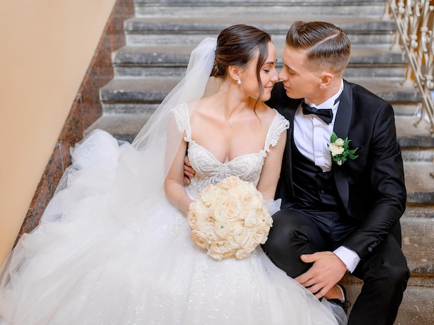 Couple de mariée assis dans les escaliers