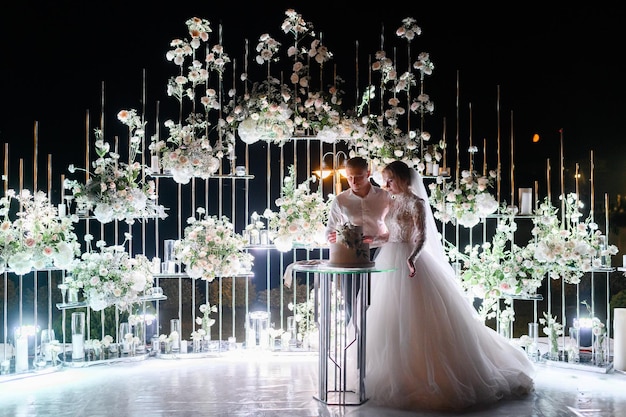 Couple de mariées coupant le gâteau de mariage