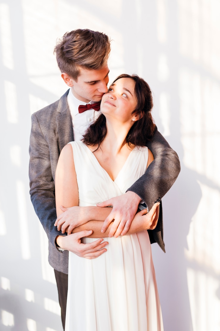 Photo gratuit un couple de mariés amoureux