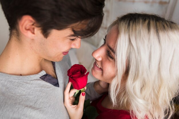 Photo gratuite couple le matin de la saint-valentin