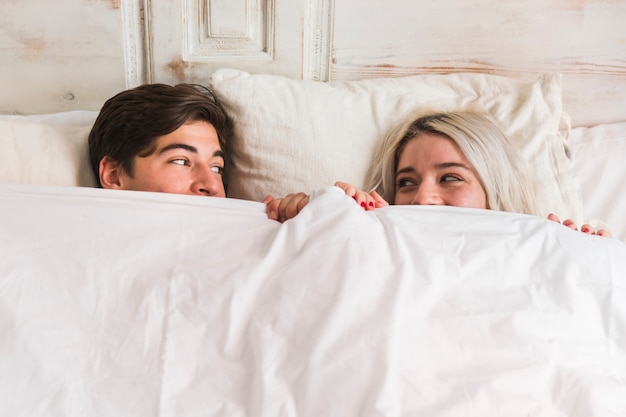 Photo gratuite couple le matin de la saint-valentin