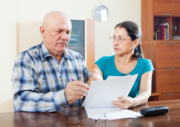 couple mature sérieux remplit le questionnaire