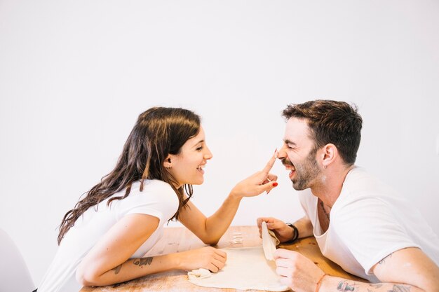 Couple mignon s&#39;amuser à table