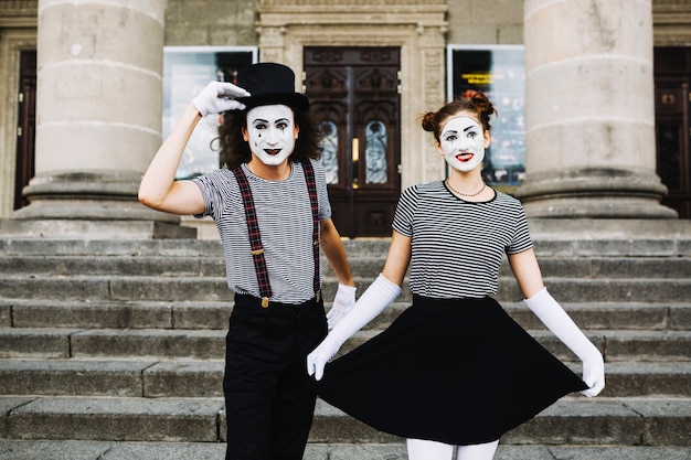 Couple mime, debout, devant, escalier, salutation