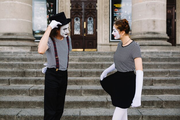 Couple de mime se regardant devant l&#39;escalier