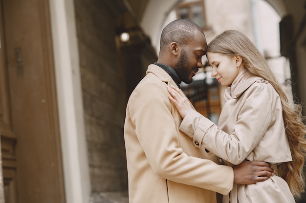 Photo gratuite couple mixte, passer du temps ensemble dans une ville de printemps