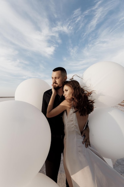 Couple de mode en plein air en robe de luxe