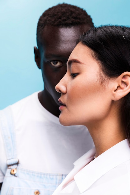 Couple à la mode qui pose en studio