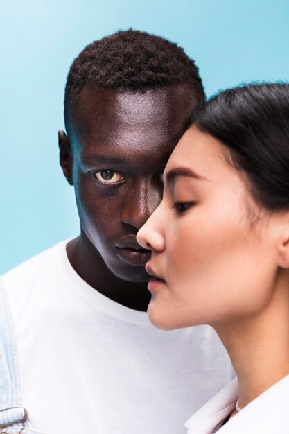 Couple à la mode qui pose en studio