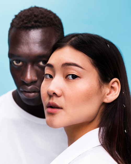 Couple à la mode qui pose en studio