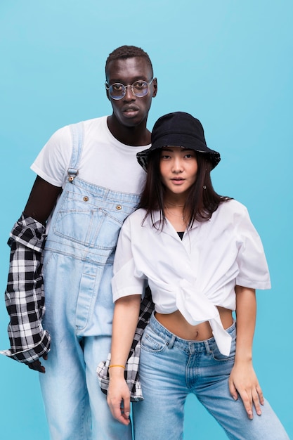 Couple à la mode qui pose en studio