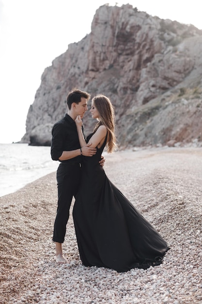 couple de mode en robe noire et costume en plein air