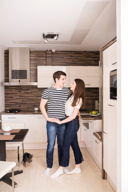 Couple moderne dans la cuisine