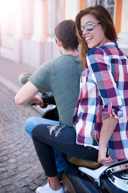 Couple à moto dans la ville