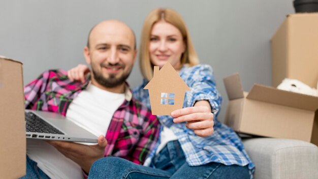 Couple, en mouvement, nouveau, maison