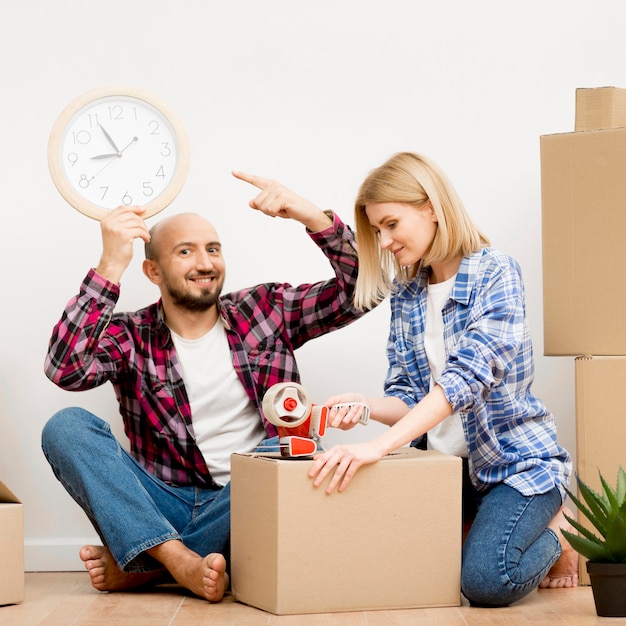 Couple, en mouvement, nouveau, maison