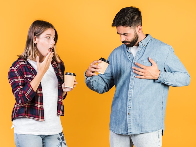 Couple moyen avec tasses à café