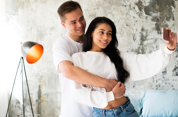 Couple Multiracial Attrayant Prenant Selfie