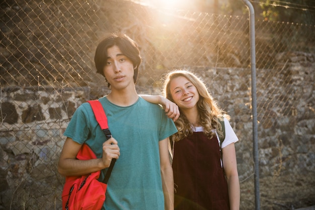 Photo gratuite couple multiracial, debout, à, lumière soleil, regarder appareil-photo