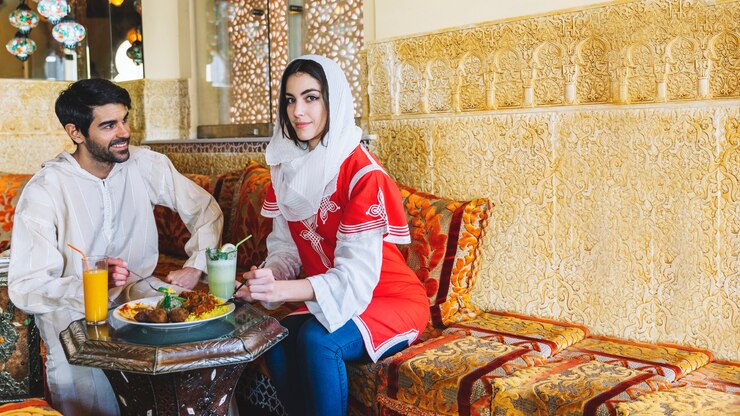 Photo gratuit couple musulman au restaurant