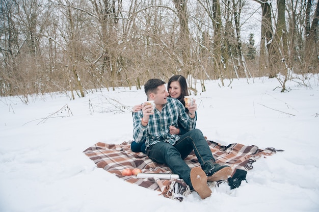 Photo gratuite couple sur la neige