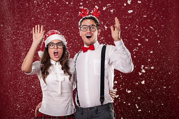 Un couple de nerd est choqué par la première neige