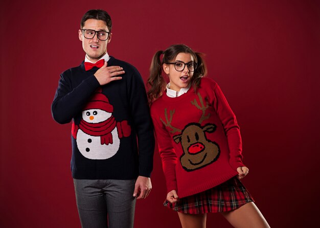 Couple de nerd fou dans des pulls drôles gambadant