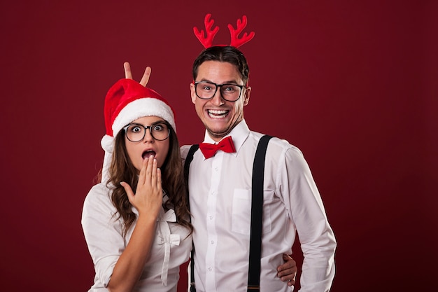 Photo gratuite couple de nerd s'amuser à noël