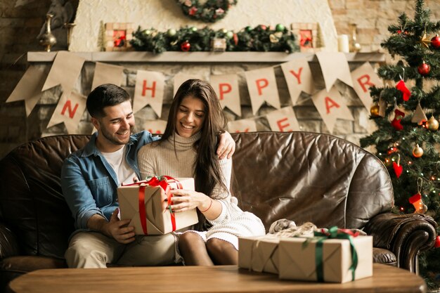 Couple à Noël avec des cadeaux