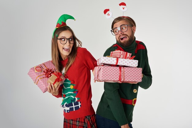 Couple de Noël échangeant les cadeaux