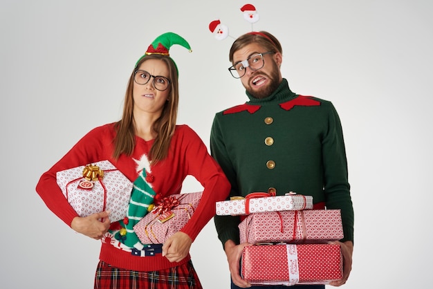 Photo gratuite couple de noël avec de gros cadeaux