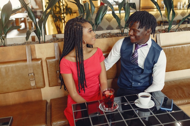 Couple noir élégant assis dans un café et boire un café