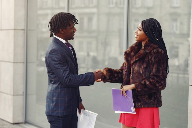 Couple noir élégant ont une conversation d'affaires