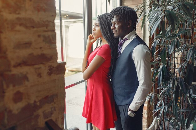 Couple noir élégant, passer du temps dans un café