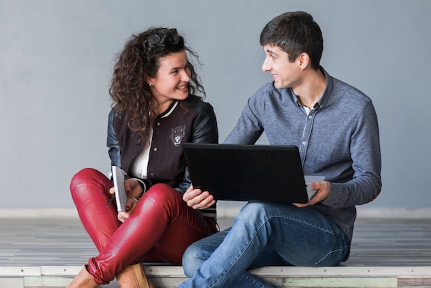 Couple avec ordinateur portable