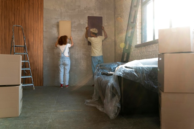 Couple organisant la peinture dans leur nouvelle maison