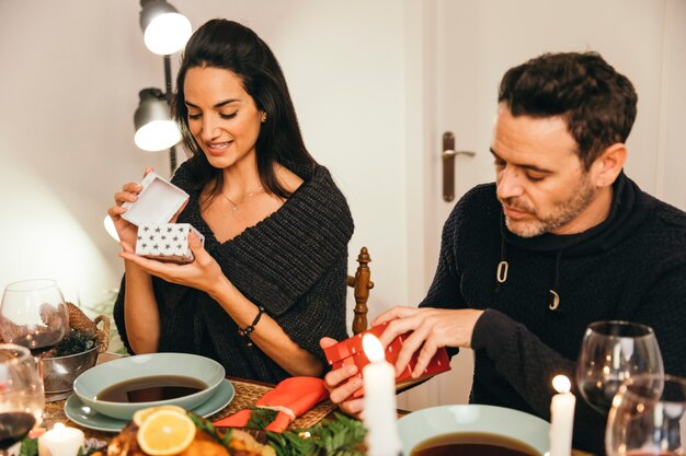 Couple d&#39;ouverture présente au dîner de noël